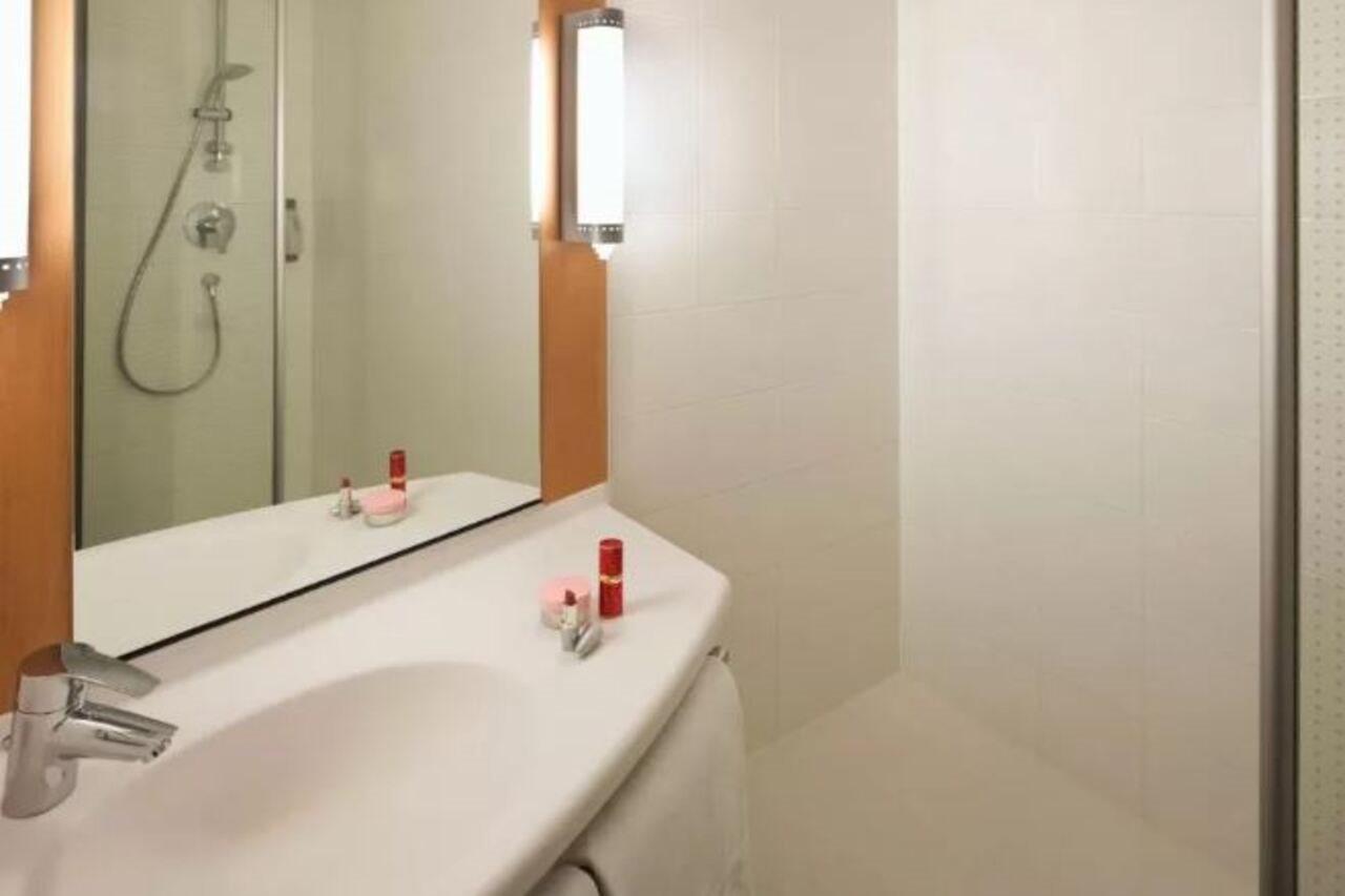 Hotel Ibis Barcelona Santa Coloma Santa Coloma de Gramanet Esterno foto