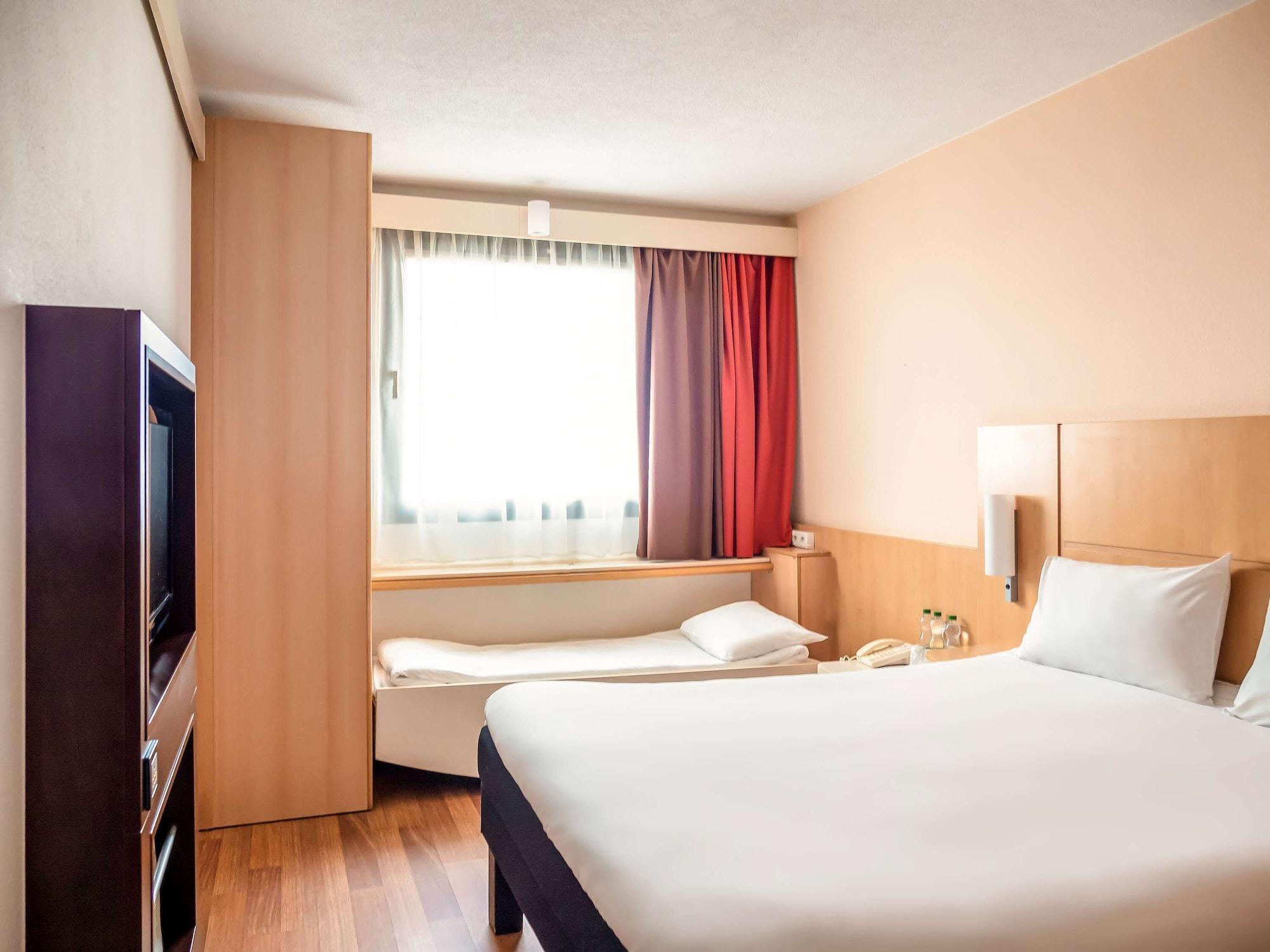 Hotel Ibis Barcelona Santa Coloma Santa Coloma de Gramanet Esterno foto