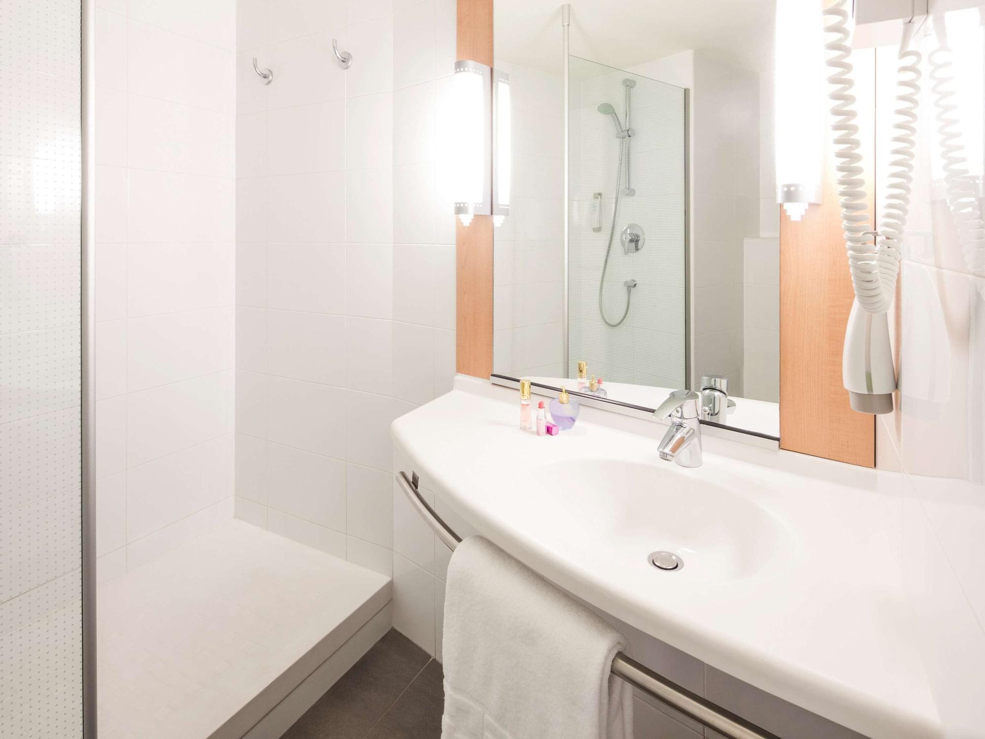Hotel Ibis Barcelona Santa Coloma Santa Coloma de Gramanet Esterno foto
