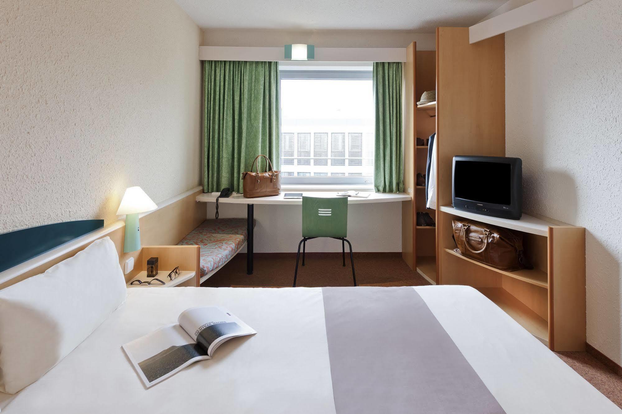 Hotel Ibis Barcelona Santa Coloma Santa Coloma de Gramanet Esterno foto
